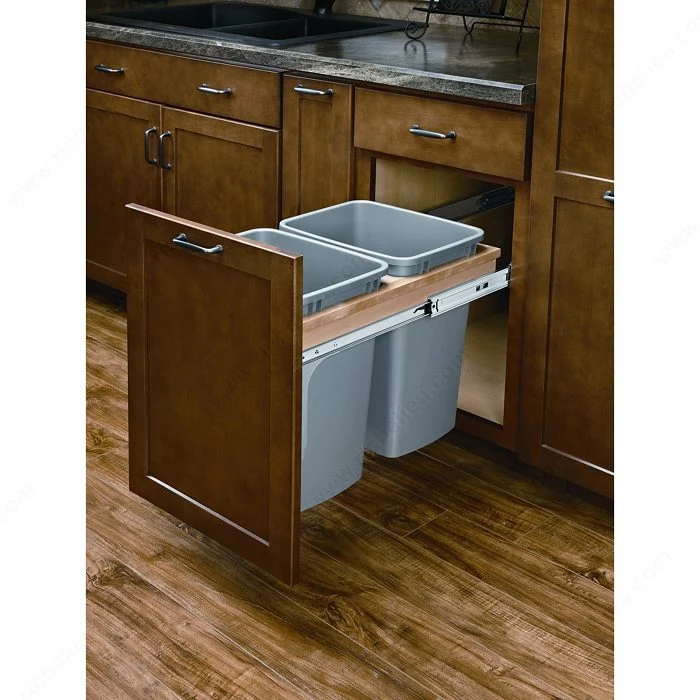 Centre de recyclage avec fermeture amortie Rev-A-Shelf