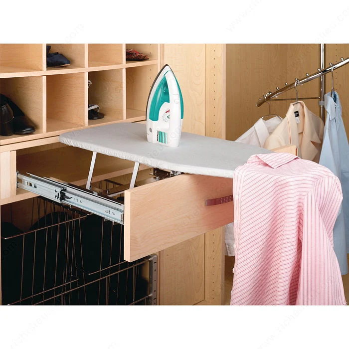 Planche à repasser escamotable Rev-A-Shelf