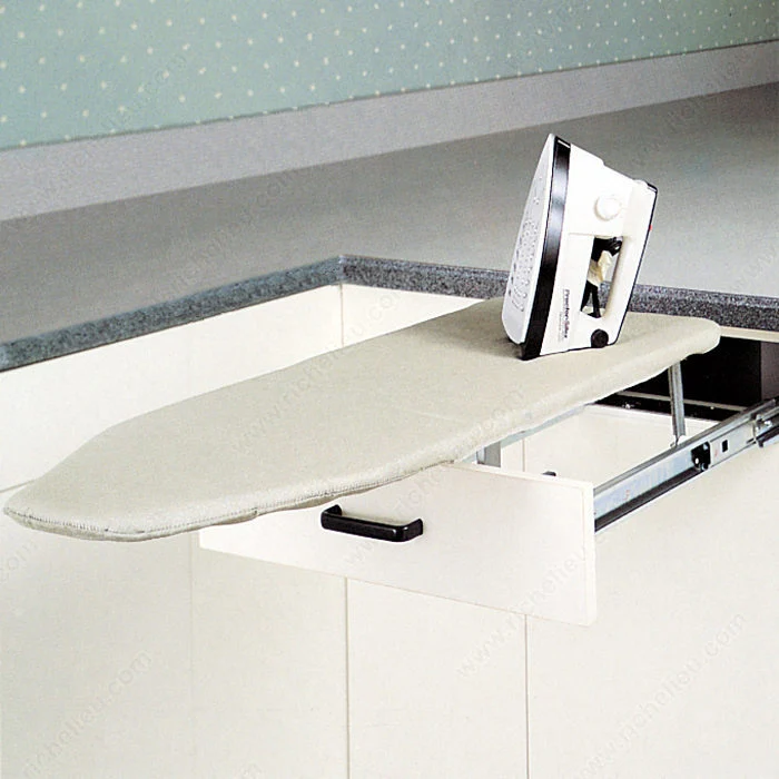 Recouvrement de planche à repasser Rev-A-Shelf
